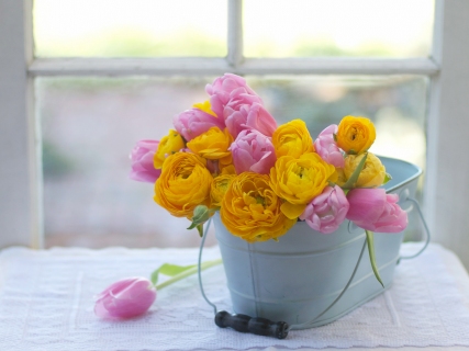 CB-2184-yellow_pink_flowers_window