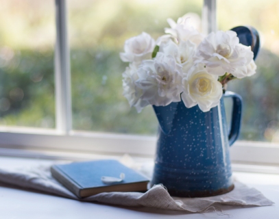 CB-2319_bluepot_whiteroses2