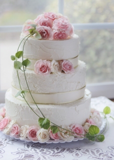 CB-2721_weddingcake_roses_vine