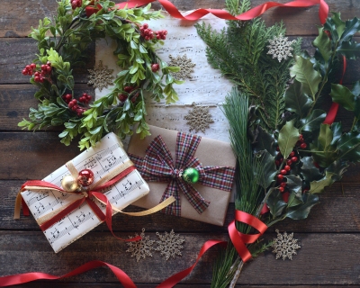 CB-2742_christmas_ribbons_greenery_8x10